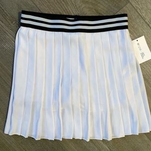 Onzie white pleated tennis skirt with built-in shorts xs NWT